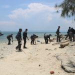 Aksi Bersih Pantai di Pulau Tikus, Lanal Bengkulu Komitmen Dukung Program Laut Bersih di Provinsi Bengkulu
